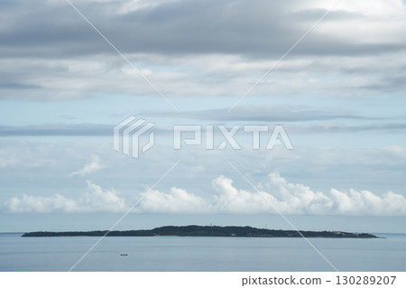 從沖繩縣西表島眺望鳩間島 從沖繩縣西表島眺望鳩間島 130289207