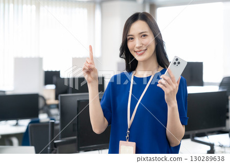 穿著辦公室休閒服的年輕女工程師 130289638