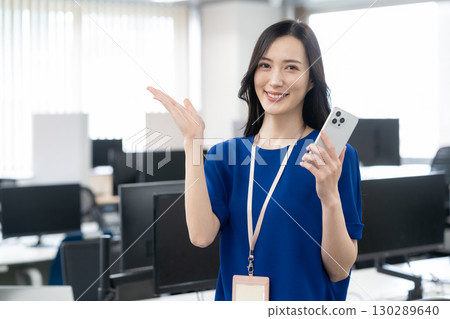穿著辦公室休閒服的年輕女工程師 130289640