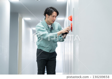 做辦公室維護的年輕男工程師 130289658