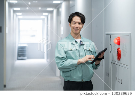 做辦公室維護的年輕男工程師 130289659
