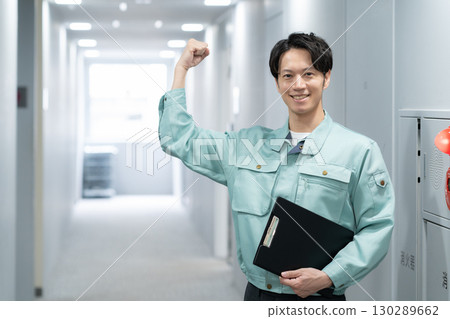 做辦公室維護的年輕男工程師 130289662