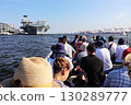 英國航空母艦威爾斯親王號和一艘旅遊船 130289777
