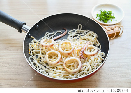 炒泡麵和魷魚 130289794