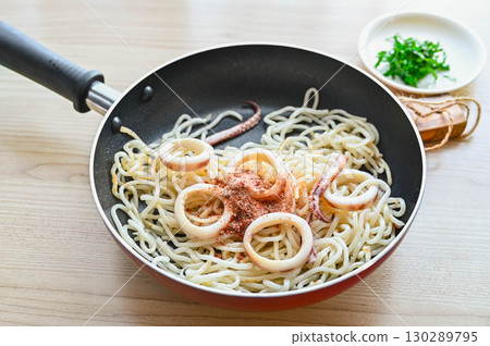 Add the powdered cod roe sauce to the pasta Add the powdered cod roe sauce to the pasta 130289795
