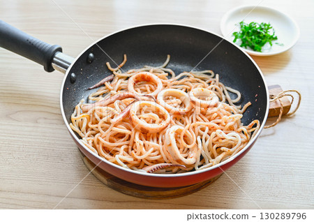 魷魚鱈魚子義大利麵 130289796