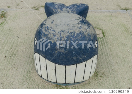 公園裡的鯨魚遊樂場設備 公園裡的鯨魚遊樂場設備 130290249