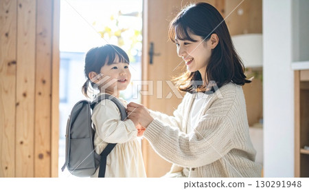 30多歲媽媽穿秋裝送孩子出門的溫馨日常 130291948