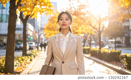 秋日清晨柔和的陽光照耀下，一位身著西裝的職業女性 130292167