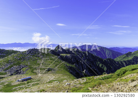 A magnificent view of the mountain lodge, Nakadake, and Hokendake from the Kisokoma-ga-take hiking trail 130292580
