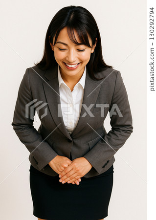 女人鞠躬 130292794