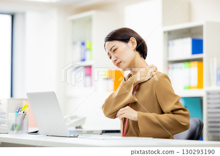 擔心肩膀僵硬的女性 130293190