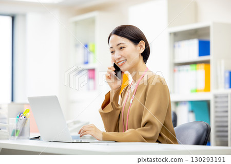 打電話給的女商人 130293191