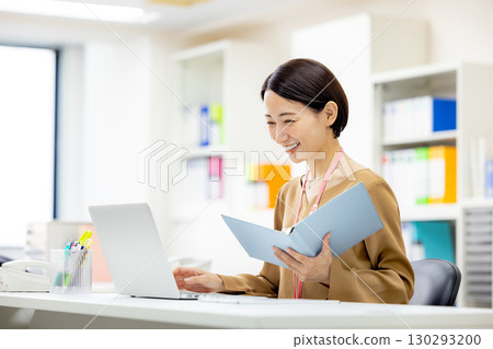 文檔的女商人 130293200