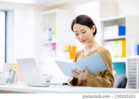 文檔的女商人 130293201