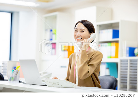 婦女在辦公室打電話 130293207