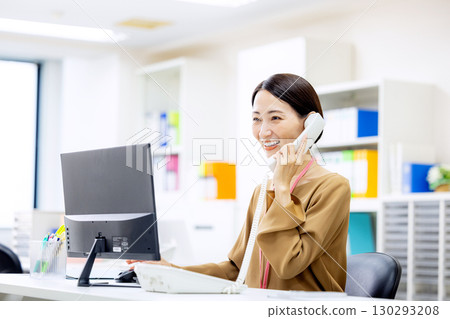 婦女在辦公室打電話 130293208