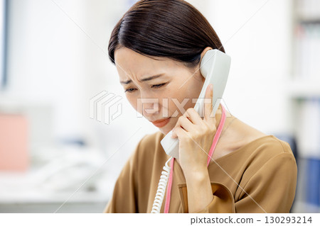Business woman making a phone call Business woman making a phone call 130293214