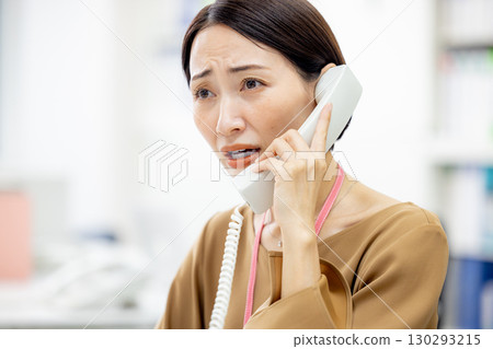 打電話給的女商人 130293215