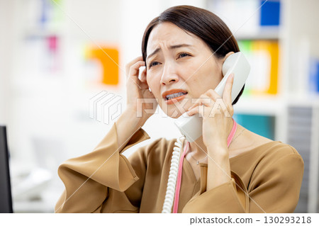 Business woman making a phone call 130293218
