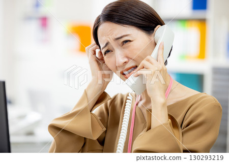 Business woman making a phone call 130293219