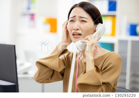 Business woman making a phone call 130293220