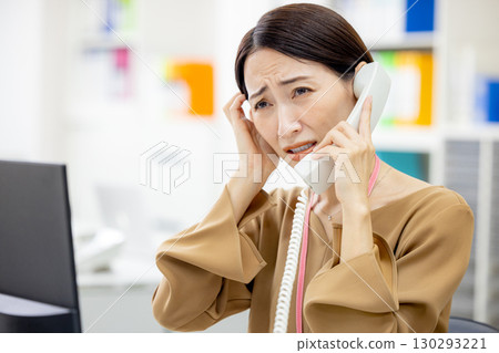 打電話給的女商人 130293221