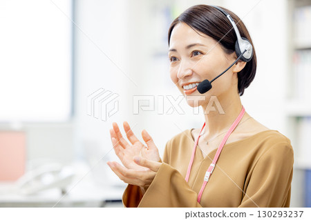 Business correspondent business woman 130293237