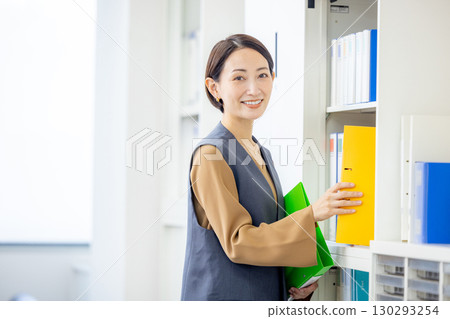 Female office staff working in the office 130293254