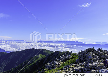 木鬚駒山的登山道和美麗的藍天雲海 木鬚駒山的登山道和美麗的藍天雲海 130294358
