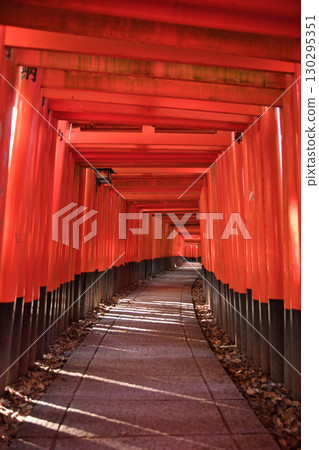 稻荷神社：朱紅色鳥居門的神秘世界 23 130295351