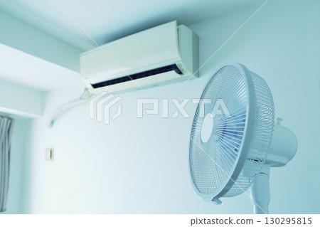 房間內有空調和風扇 130295815