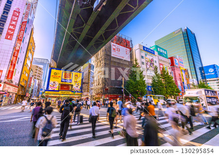 9月1日，日本東京城市景觀。酷暑持續…秋葉原擠滿了外國遊客（其中大部分是外國遊客）。 130295854