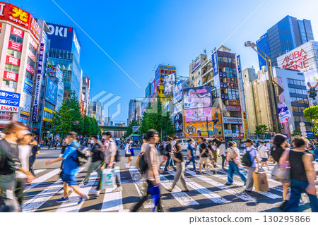 9月1日,日本東京城市景觀。酷暑持續…秋葉原擠滿了外國遊客(其中大部分是外國遊客)。 9月1日,日本東京城市景觀。酷暑持續…秋葉原擠滿了外國遊客(其中大部分是外國遊客)。 130295866