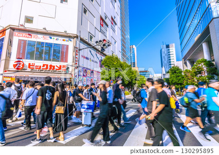 9月1日，日本東京城市景觀。酷暑持續…秋葉原擠滿了外國遊客（其中大部分是外國遊客）。 130295895