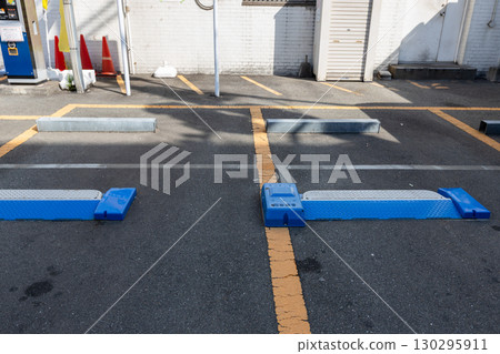 Coin parking with a locking plate - Blue flap 130295911