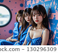 三位身著藍色服裝的偶像排成一排 130296309