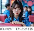 一位女士坐在流行咖啡館的椅子上，看著鏡頭 130296310