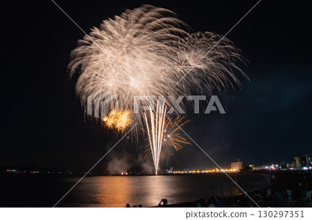 絢麗的煙火為夏日的夜空增添色彩 130297351