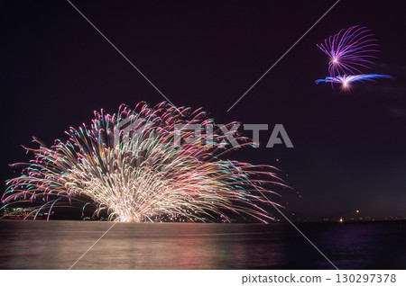 絢麗的煙火為夏日的夜空增添色彩 絢麗的煙火為夏日的夜空增添色彩 130297378