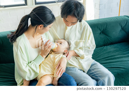 給小女孩餵奶 130297520