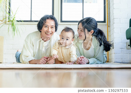 一個家庭在客廳放鬆 130297533