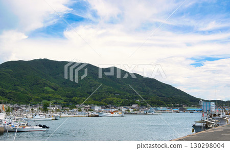 以山脈為背景的漁港風景 130298004