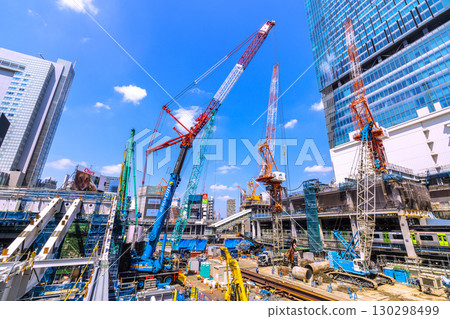 9月1日，日本東京城市景觀。履帶起重機、打樁機等大型重型機械排列整齊…=澀谷 130298499