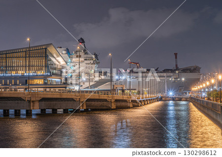 2025年的一個夏夜，英國最新的航空母艦威爾斯親王號出現在東京港口。 130298612