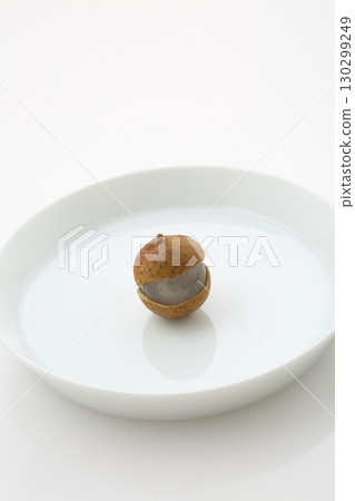 龍眼肉和龍眼籽盛放在盤子裡 龍眼肉和龍眼籽盛放在盤子裡 130299249