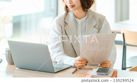 在辦公桌前工作的女性/女商人 130299524