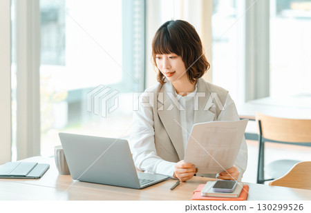 在辦公桌前工作的女性/女商人 130299526