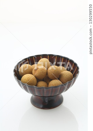 Longan served on tableware 130299550