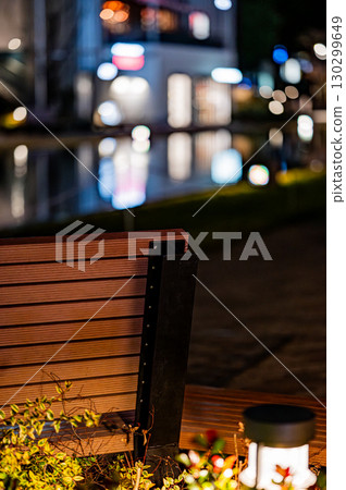 Night street corner bench and fantastic blurred lights 130299649